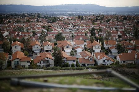 Homes are seen in Porter Ranch near the site of the Aliso Canyon storage field where gas has been leaking in Porter Ranch, California, United States, January 21, 2016. REUTERS/Lucy Nicholson