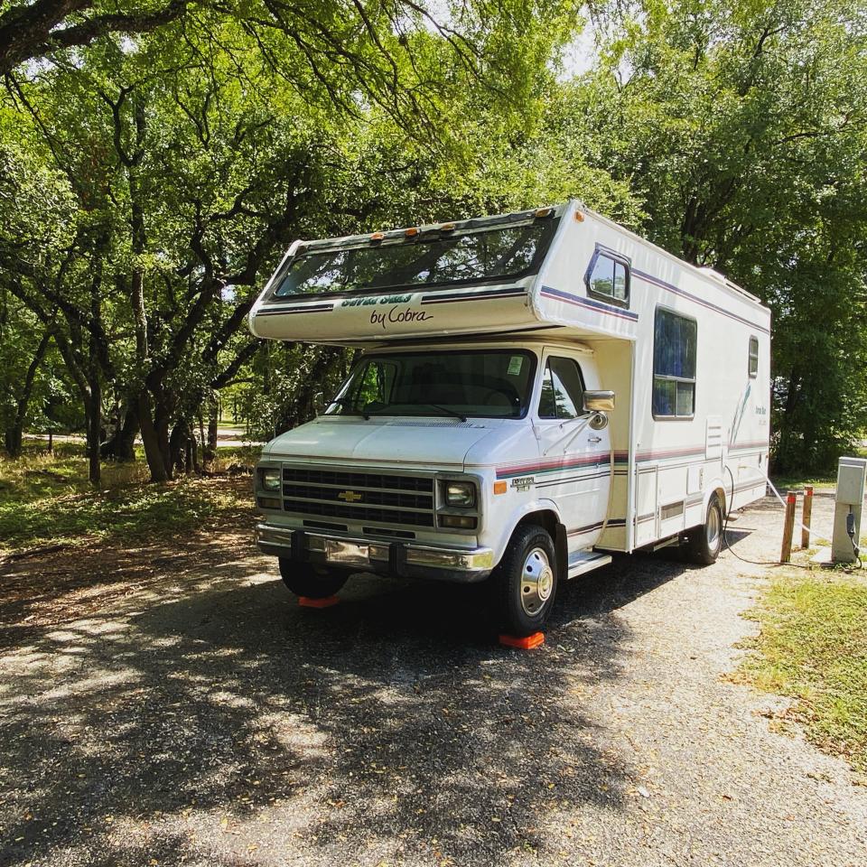 Kendra soñaba con vivir en una vieja caravana y después de mucho tiempo buscando encontró esta Chevy Seven Seas Cobra de 1995 que compró por 1.000 dólares (algo más de 830 euros). (Foto: <a href="http://katauthor.wordpress.com/" rel="nofollow noopener" target="_blank" data-ylk="slk:Kendra A. Thomas;elm:context_link;itc:0;sec:content-canvas" class="link ">Kendra A. Thomas</a> / Instagram / <a href="http://www.instagram.com/katauthor/" rel="nofollow noopener" target="_blank" data-ylk="slk:@katauthor;elm:context_link;itc:0;sec:content-canvas" class="link ">@katauthor</a>).