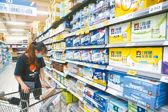 面對國內物價波動，央行總裁楊金龍15日表示，今年消費者物價指數 (CPI) 年增率不會超過2％。圖為民眾在賣場中選購商品。（鄧博仁攝）