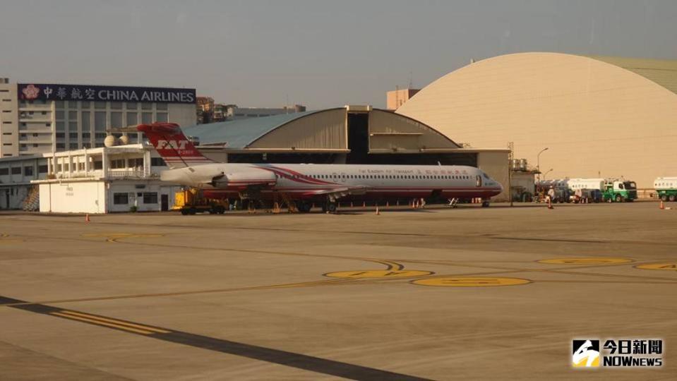 ▲遠東航空一架麥道 MD型客機，17日清晨在拖離機棚時機尾不慎與另架飛機發生擦撞，導致機尾水平翼受損。圖非新聞當事飛機。（資料圖／記者呂烱昌攝 ）