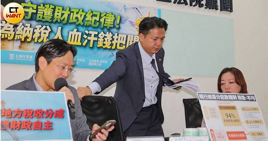 民眾黨立院黨團今日發表聲明指出，中選會委員人事同意權案投票，對於三位續任委員將勉予投下同意票。（圖／周志龍攝）