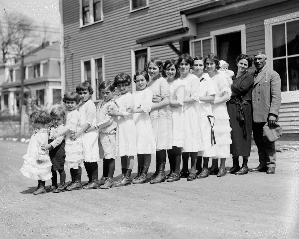 Un viaje al pasado. En algún momento de 1925, el fotógrafo del periódico Boston Herald-Traveler, Leslie Jones, decidió retratar a esta numerosa familia para contar una historia de interés periodística: acababa de nacer el decimotercer hijo de la pareja. 