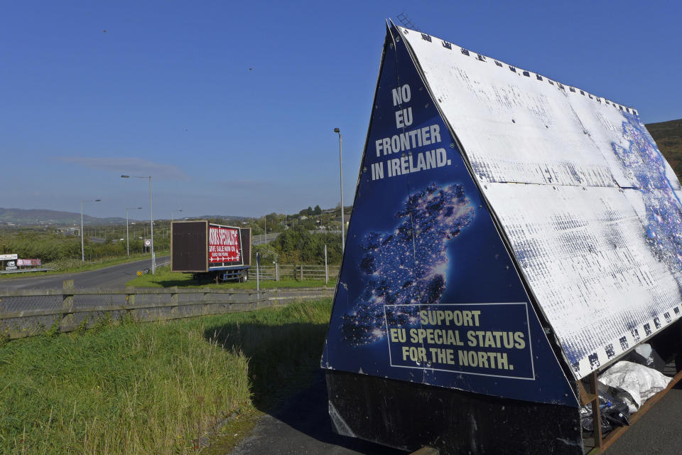 La foto del 10 de octubre de 2018 muestra un cartel en el estacionamiento de un cementerio que dice "No a la frontera de la UE en Irlanda" y Apoye el estatus especial de la UE para el Norte", en Carrickcarnan, Irlanda. (AP Foto/Lorne Cook)