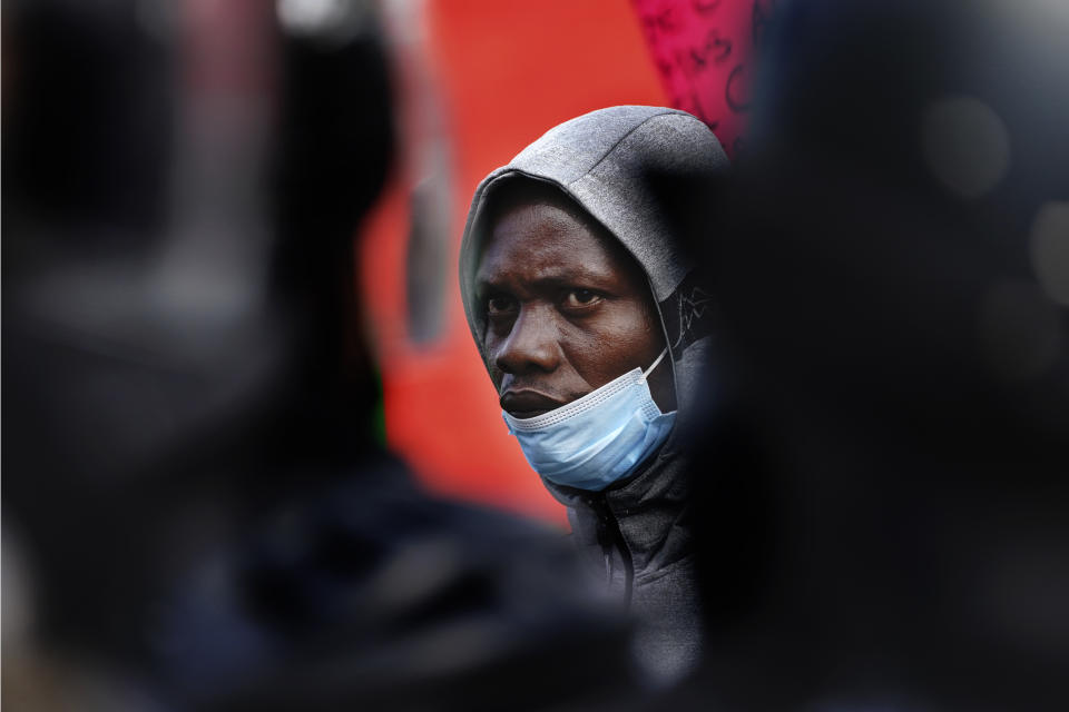 Migrantes haitianos protestan por el trato recibido por funcionarios de inmigración en Tapachula, estado de Chiapas, México, el lunes 6 de septiembre de 2021. (AP Foto/Marco Ugarte)