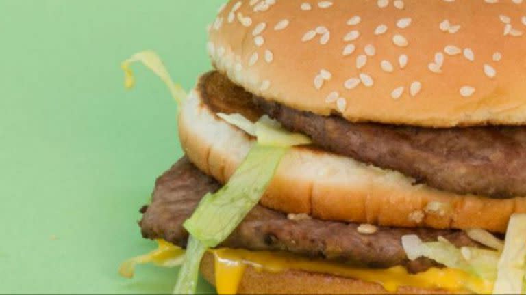 Si la carne molida de las hamburguesas no se cocina a 70ºC interna y externamente puede causar intoxicación de E. coli, salmonella y otras bacterias