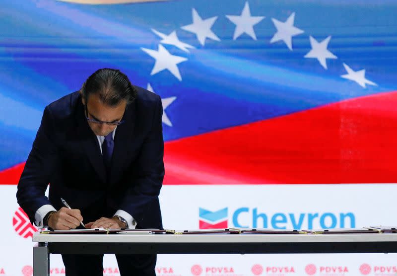 FOTO DE ARCHIVO- El ministro de Petróleo de Venezuela, Tareck El Aissami, habla sobre el acuerdo con Chevron, en Caracas.