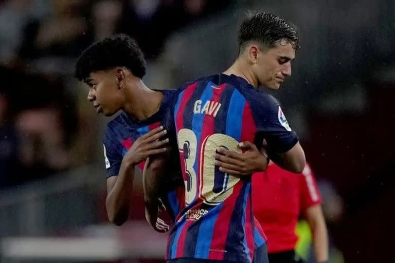 Momento icónico: Yamal reemplaza a Gavi y se convierte en el futbolista más joven en debutar en Barcelona por un partido de LaLiga