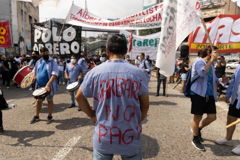 Trabajadores de Garbarino cortan el Puente Pueyrredón reclamando los sueldos que les adeuda la empresa