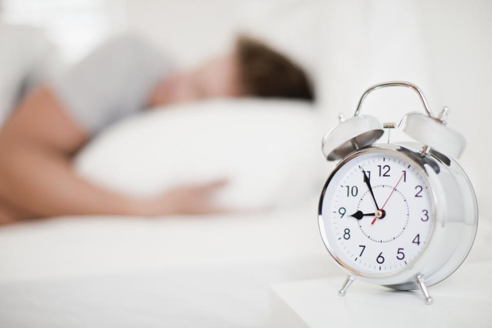 Am Sonntag, den 29. Oktober könnt ihr aufgrund der Zeitumstellung eine Stunde länger schlafen. - Copyright: Hybrid Images / Getty Images