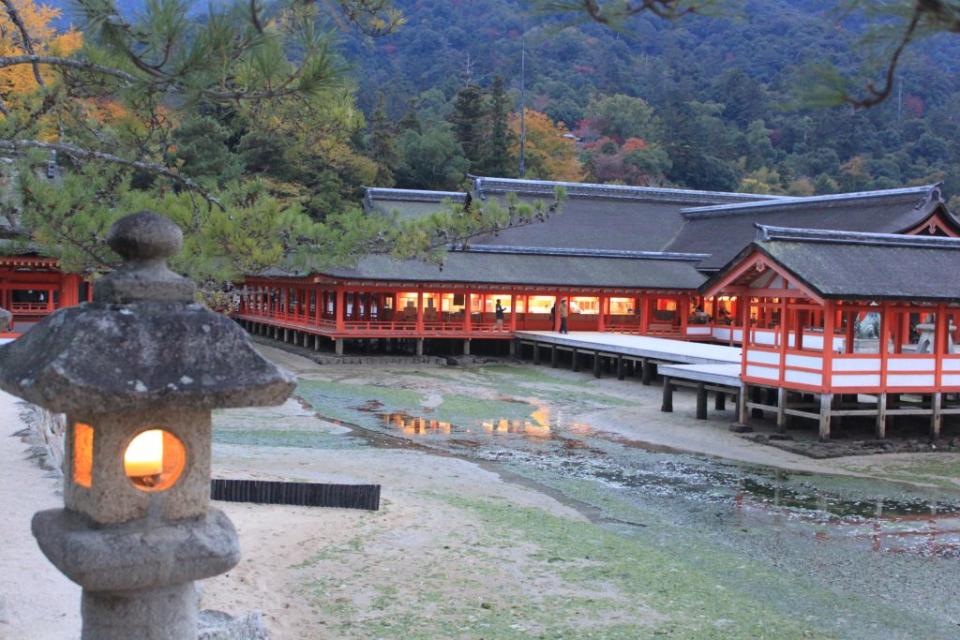 嚴島神社建築於瀨戶內海海濱潮間帶上。