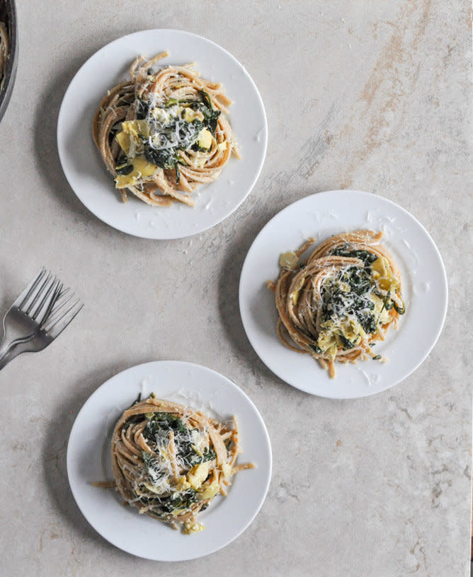 <strong>Get the <a href="http://www.howsweeteats.com/2012/12/spinach-and-artichoke-linguine/" target="_blank">Spinach and Artichoke Linguine recipe</a> from How Sweet It Is</strong>