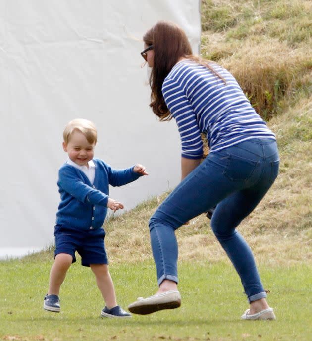 Nous adorons cette photo d'une mère et son fils en train de jouer ensemble. Ça nous change des photos officielles du duo que nous voyons habituellement !