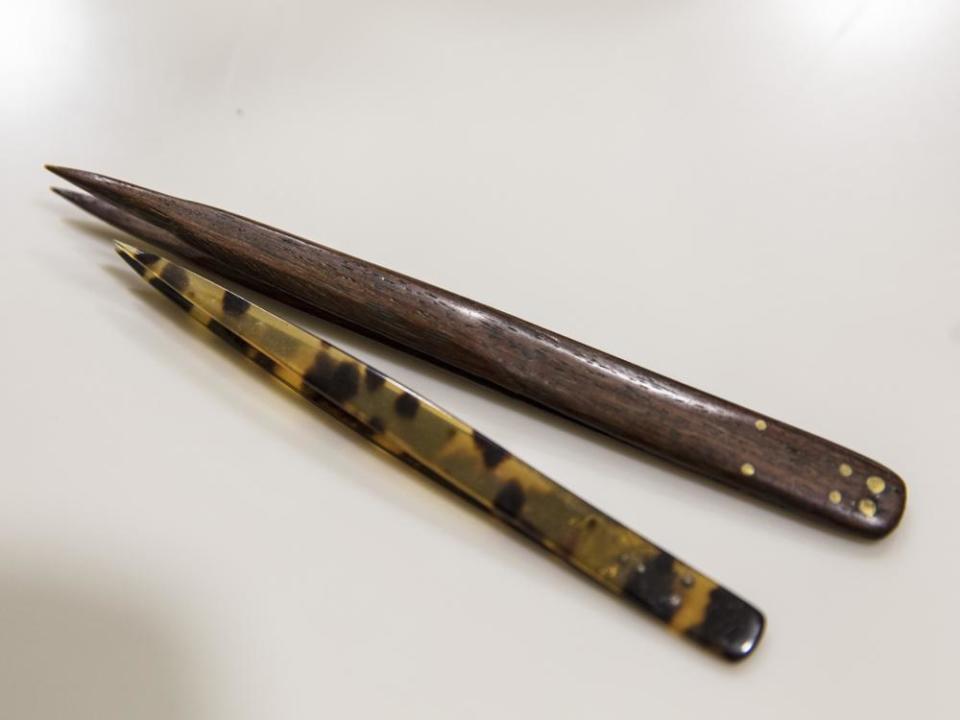 王進龍也自行打造一些特殊工具，如玳瑁材質（下）與竹材質（上）的鑷子，取其較為柔軟不易刮傷工件的特性。