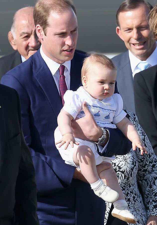 Le prince George a imité l'ancien style de son père à son arrivée à l'aéroport de Sydney. 