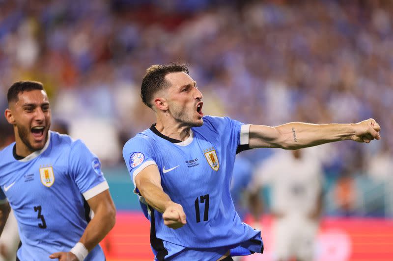 Matías Viña (17) celebra tras anotar el tercer gol en el triunfo de Uruguay ante Panamá en la Copa América