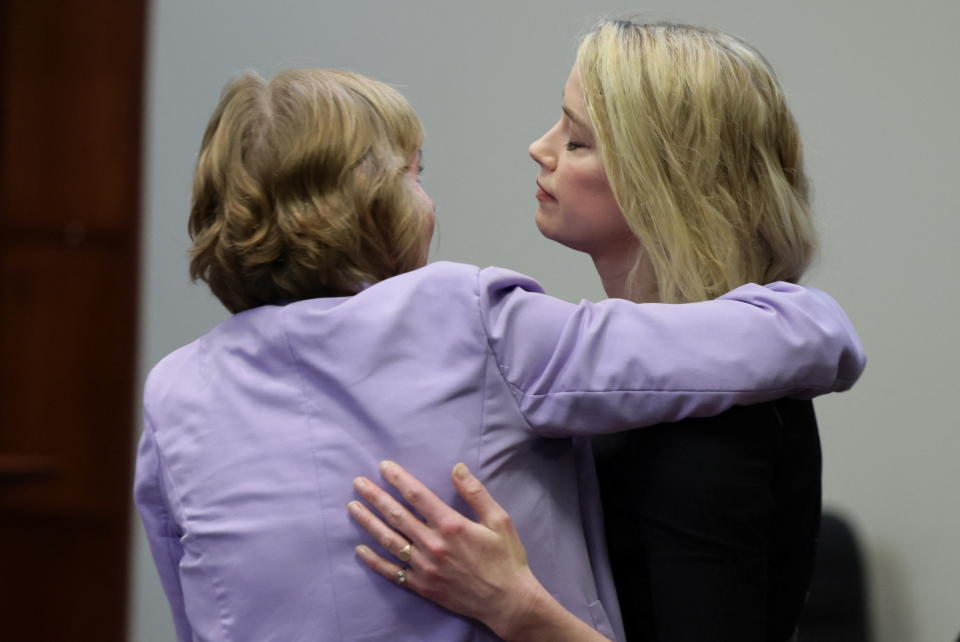 Amber Heard abraza a su abogada Elaine Bredehoft luego de escuchar el fallo del jurado en su contra. REUTERS/Evelyn Hockstein/Pool