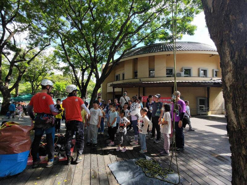 高雄新客家文化園區雨豆樹林辦攀樹體驗營 高雄市新客家文化園區是全台首座都會型客家文化園 區，29日起連續兩天在園區雨豆樹林中舉辦「作客雨 豆樹–攀樹體驗營」，200名大小朋友報名參與。 （高市客委會提供） 中央社記者洪學廣傳真  113年6月29日 