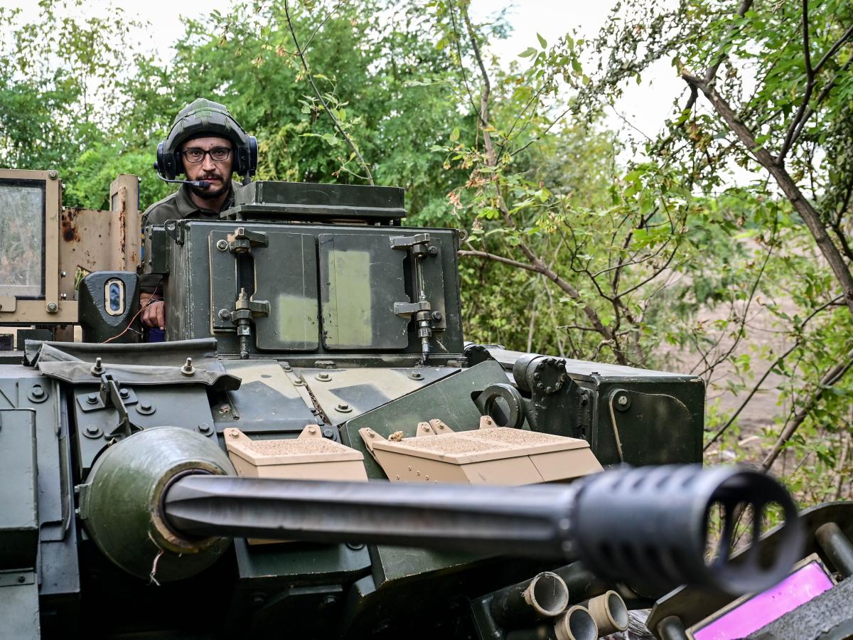 2 американски бойни машини Брадли унищожават най-добрия боен танк на Русия Т-90 на бойното поле в Украйна, видео показва