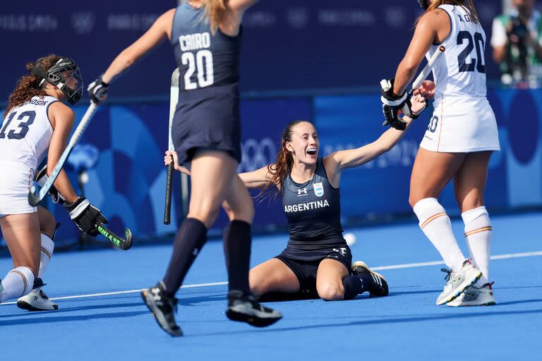 Eugenia Trinchinetti festeja su gol de córner corto ante España