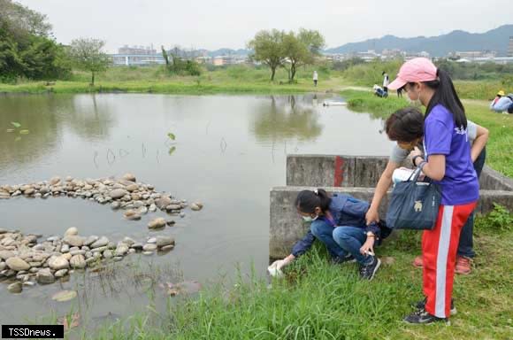 鹿角溪溼地採水樣水質檢測。（圖：新北環保局提供）