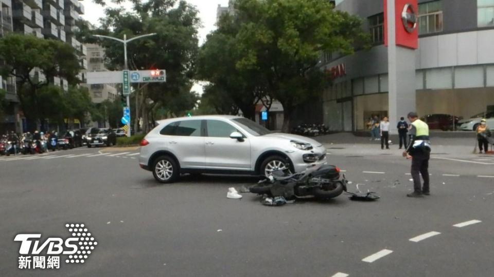 警方初步研判為陳姓少年因搶快導致車禍。（圖／TVBS）