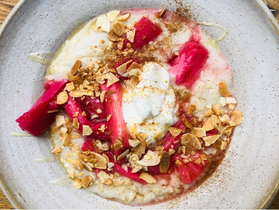 Haferflocken mit Joghurt und Rhabarber. - Copyright: Getty