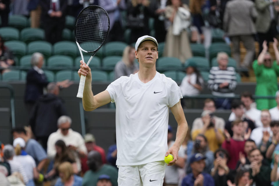 El italiano Jannik Sinner reacciona al superar al estadounidense Ben Shelton en la cuarta ronda de Wimbledon el domingo 7 de junio del 2024. (AP Foto/Kirsty Wigglesworth)