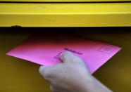 <p>Etwa 80 Wahlberechtigte aus Köln haben sich darüber beschwert, dass ihre Briefwahlunterlagen mangelhaft waren. Das Problem: Die äußeren Wahlumschläge waren an der Unterseite offen – dadurch hätten die Stimmzettel herausfallen können. Betroffene konnten über ein Infotelefon neue Umschläge anfordern. </p>