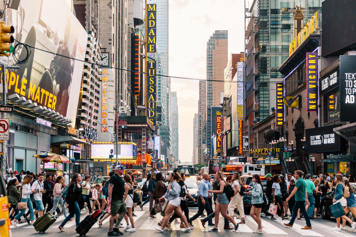 Una multitud de personas cruzando un paso de cebra en Nueva York