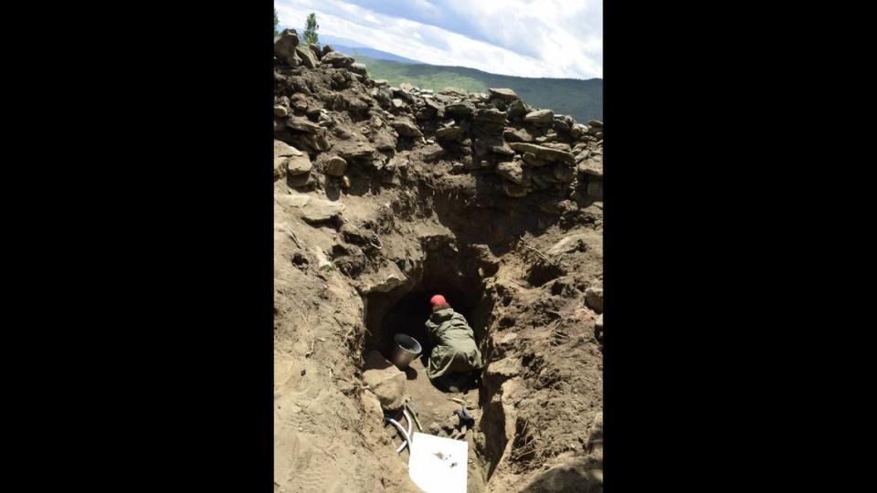 El doctor Ventresca Miller excavando un enterramiento saqueado en la provincia de Khuvsgul, Mongolia.