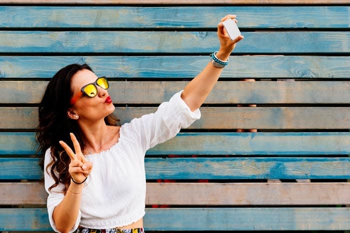 mujer haciéndose un selfie