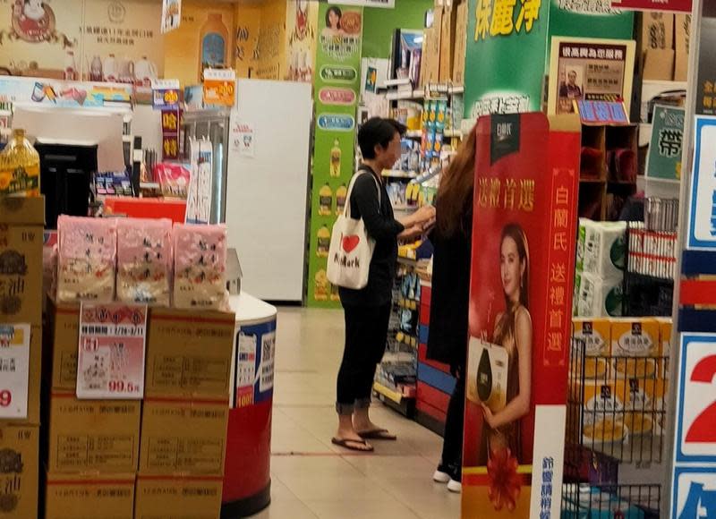 一名女子未佩戴口罩硬闖超市，被阻止後仍偷溜進賣場。（翻攝自爆怨公社臉書社團）