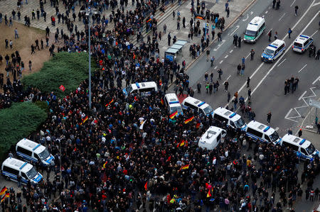 Police block the right-wing demonstration following the killing of a German man in Chemnitz, in Chemnitz, Germany September 1, 2018. REUTERS/Hannibal Hanschke