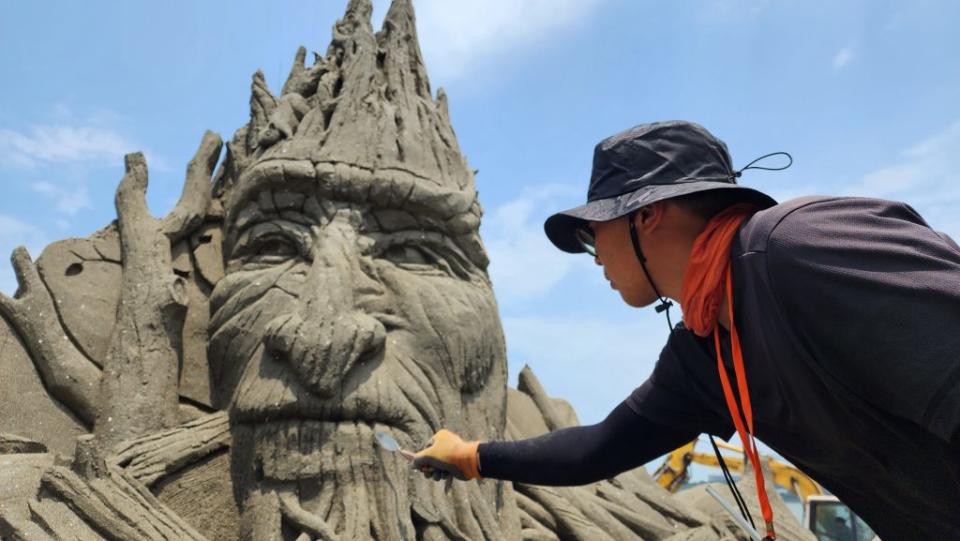二０二三八里城市沙雕展即將登場，來自韓國的沙雕藝術創作者最後修飾其創作品。（記者吳瀛洲攝）