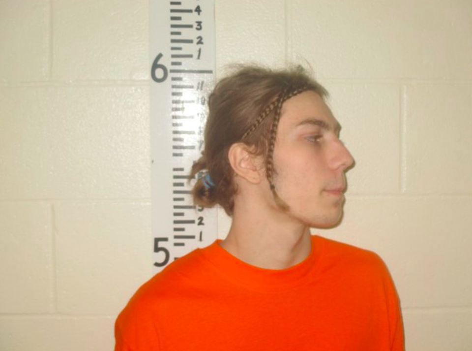 Andrew Huber-Young, de 19 años, fue arrestado y acusado de asesinar a su sobrina de dos años durante una pelea familiar en un pequeño pueblo en Maine (Cárcel del Condado de York)