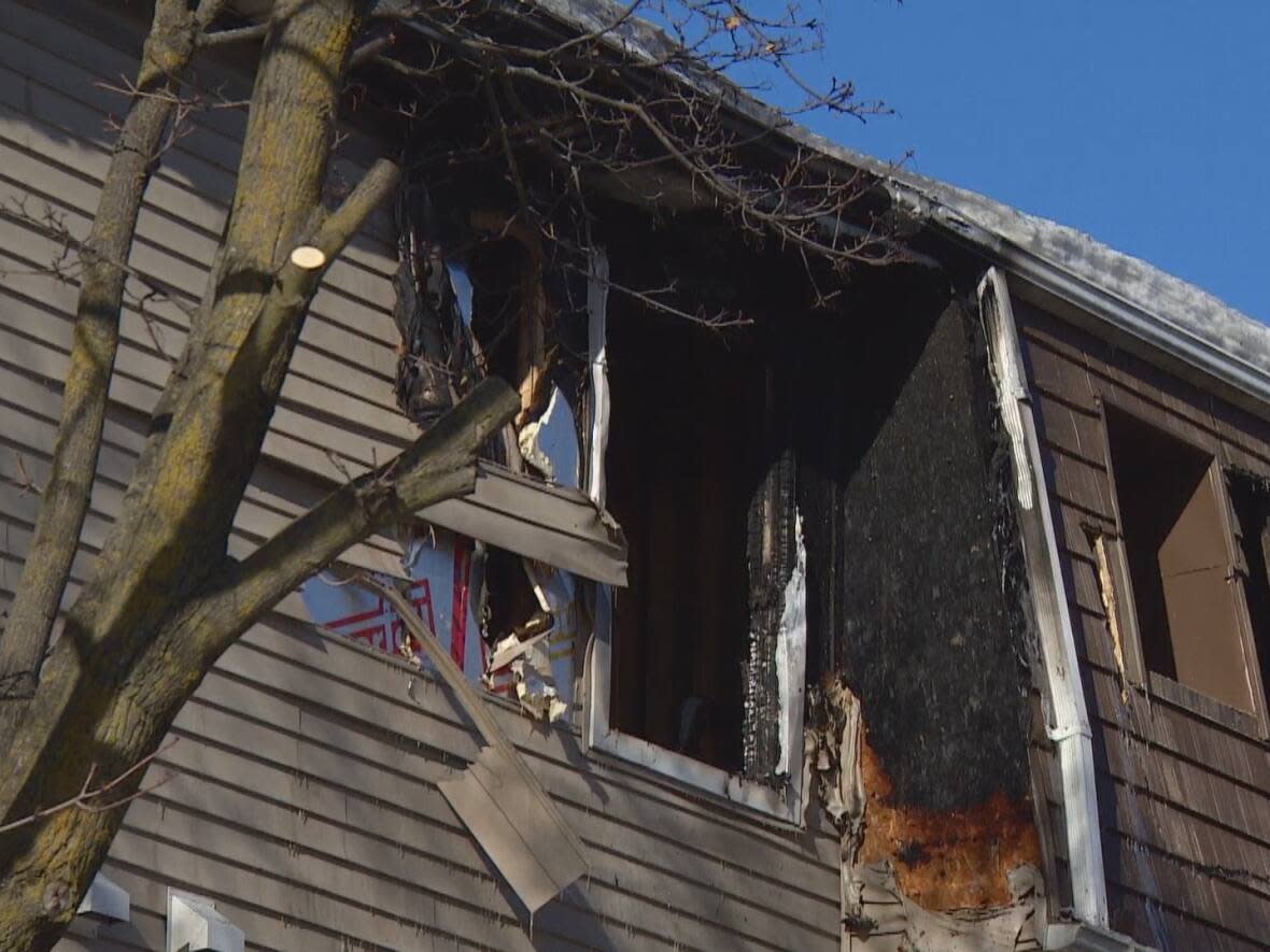 A fire broke out early Sunday at a townhouse in Brampton. (Darek Zdzienicki/CBC - image credit)