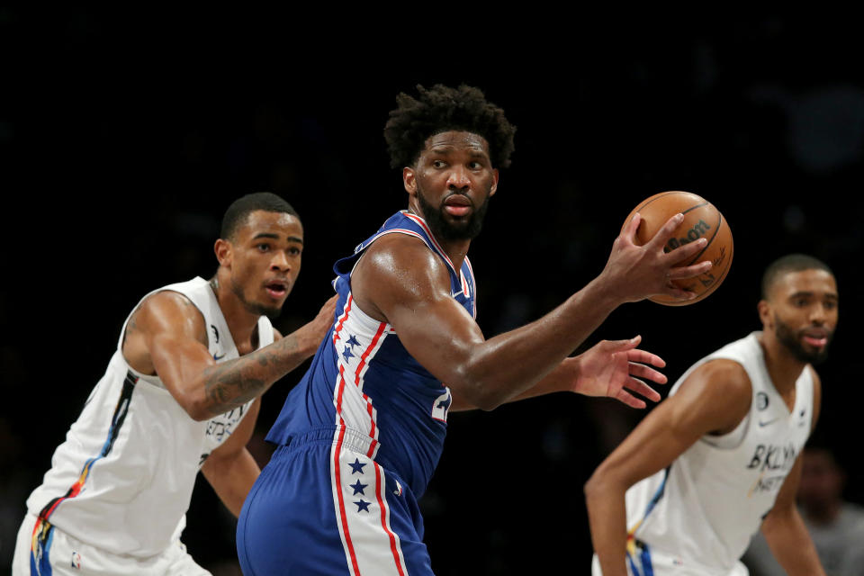 Nic Claxton, Mikal Bridges, dan Brooklyn Nets harus mengerumuni superstar Philadelphia 76ers Joel Embiid untuk memberi diri mereka kesempatan memukul.  (Brad Penner/USA Today Sports)