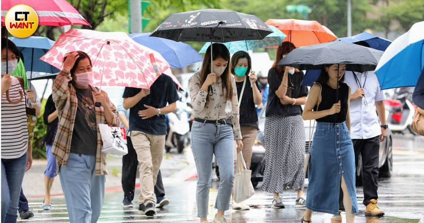 在台灣，不論是下大雨或是出大太陽，都可以看到不少民眾撐傘出門。（圖／方萬民攝）