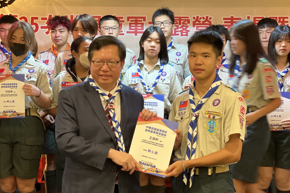 中華民國童軍總會理事長鄭文燦，親自表揚獲獎同學