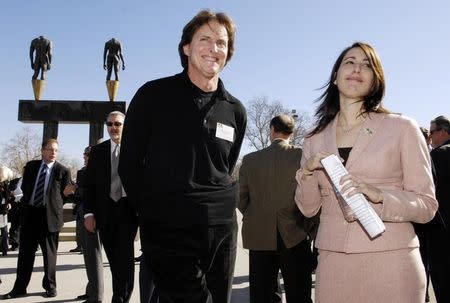 1976 U.S. Olympic gold medal decathlete Bruce Jenner (C) and 1988 and 1992 U.S. Olympic gold medal swimmer Janet Evans (R) appear at a news conference to voice support for Los Angeles' bid to host the 2016 Olympic Games, at the Los Angeles Memorial Coliseum, January 19, 2007. REUTERS/Chris Pizzello