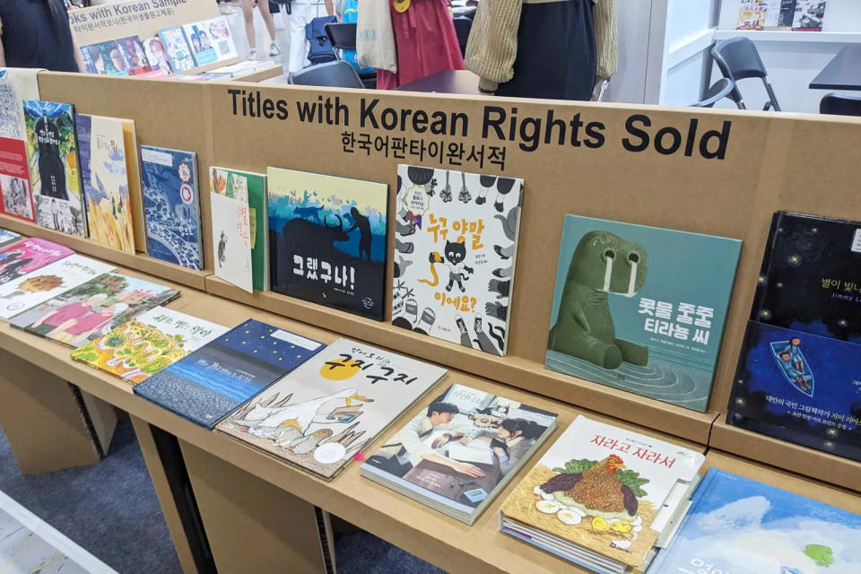 首爾書展台灣館特別為韓國市場整合韓文資源，「已授權韓語書籍」專區展示64本已有韓文授權的台灣出版品。（文策院提供）