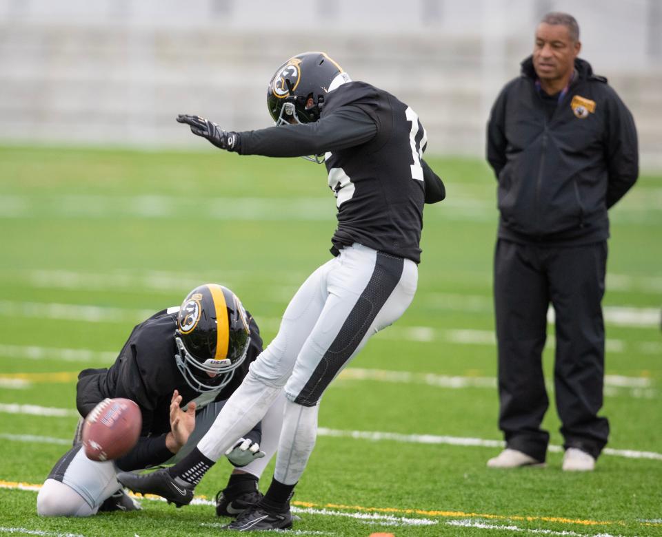 Pittsburgh Maulers head coach Ray Horton watches his team practice special teams Friday, March 24, 2023, in Canton.