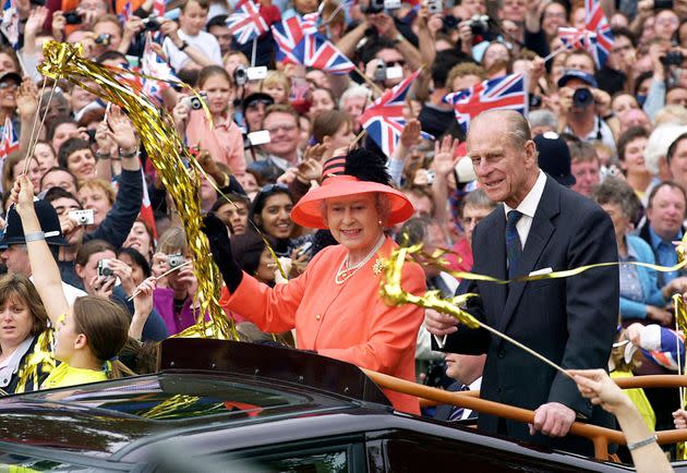 En 2002, la Reine Elizabeth II and son mari le Duc d'Edinbourg, à l'occasion du jubilé d'or pour les 50 ans de règne. (Photo: John Giles - PA Images via Getty Images)