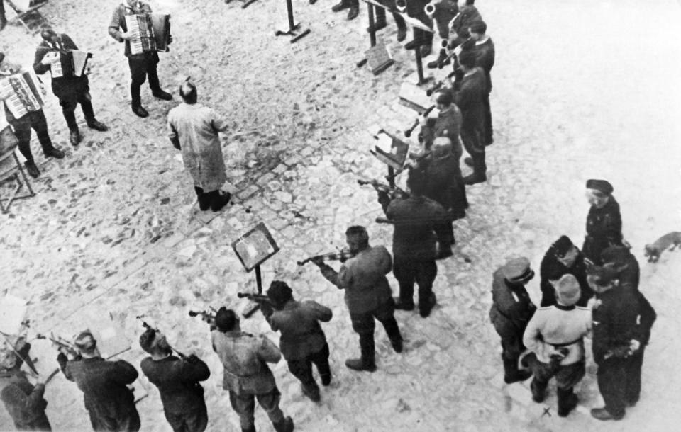 Prisoners play ‘The Tango of Death’ during the execution of Soviet citizens at the Janowska concentration camp in Ukraine. <a href="https://www.gettyimages.com/detail/news-photo/undated-picture-taken-in-the-lvovs-concentration-camp-news-photo/1159896185?adppopup=true" rel="nofollow noopener" target="_blank" data-ylk="slk:AFP via Getty Images;elm:context_link;itc:0;sec:content-canvas" class="link ">AFP via Getty Images</a>