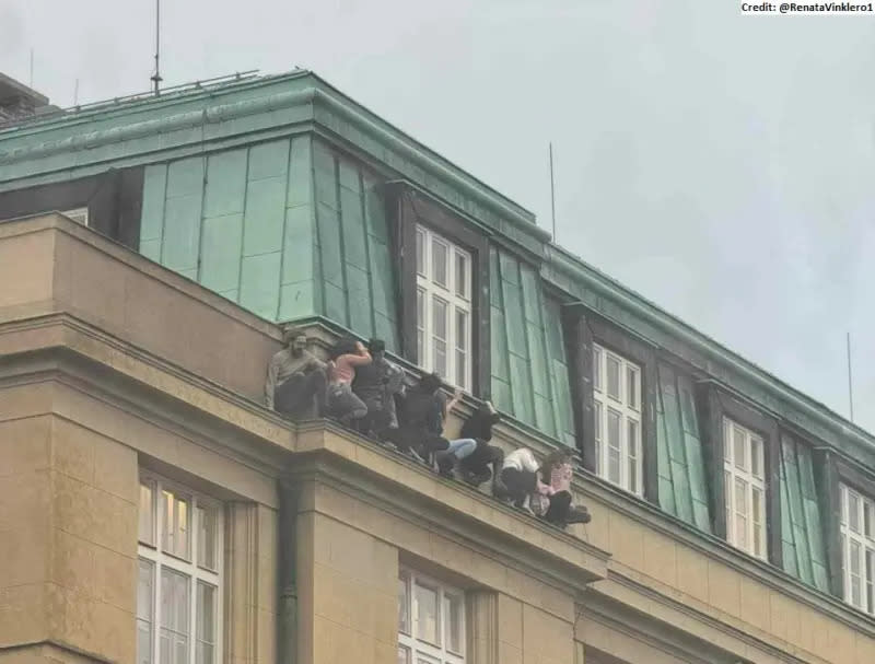 ▲位於捷克首都的布拉格大學當地時間21日下午驚傳校園槍擊案，警方稱現場至少數人死亡、數十人受傷，不少師生為躲避槍手躲在屋簷旁。（圖／翻攝自X）