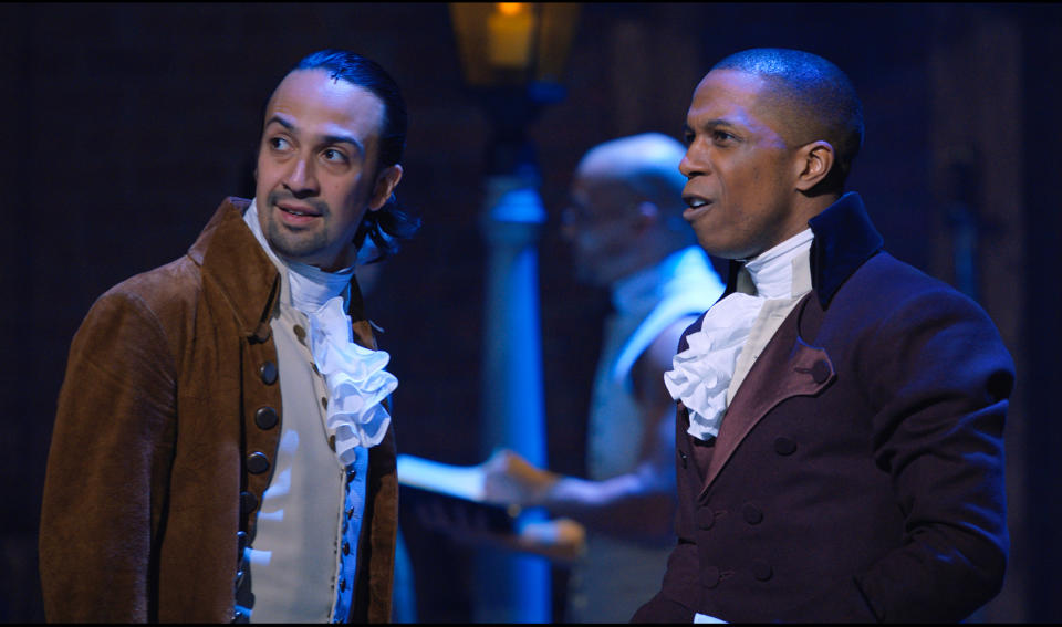 En esta imagen difundida por Disney+, Lin-Manuel Miranda, a la izquierda, y Leslie Odom Jr. durante una función del musical "Hamilton". (Disney+ via AP)