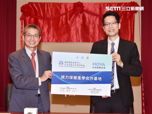 馬偕醫護管理專科學校攜手台灣豪雅正式簽約產學合作，共同提升國內視光水準。（圖／台灣豪雅提供）