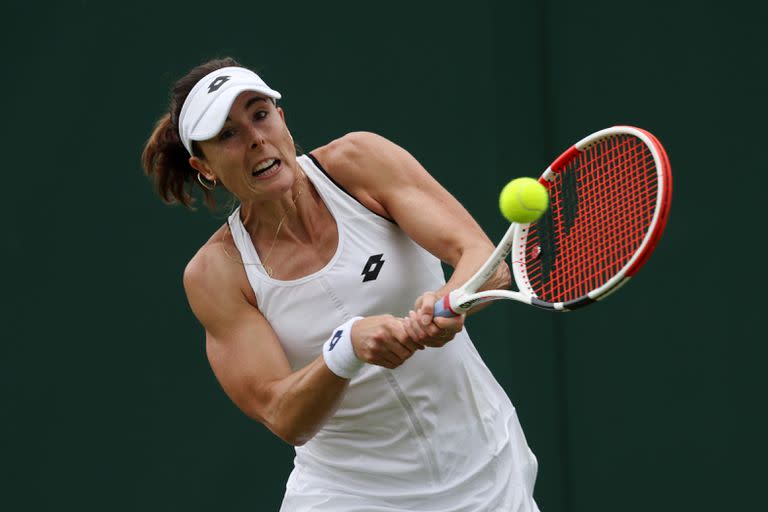 Alize Cornet durante su debut en Wimbledon, donde igualó un récord: disputa su 62° Grand Slam seguido