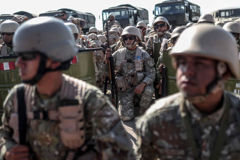 Militares peruanos fueron desplegados en Tacna. (ALDAIR MEJIA / AFP)