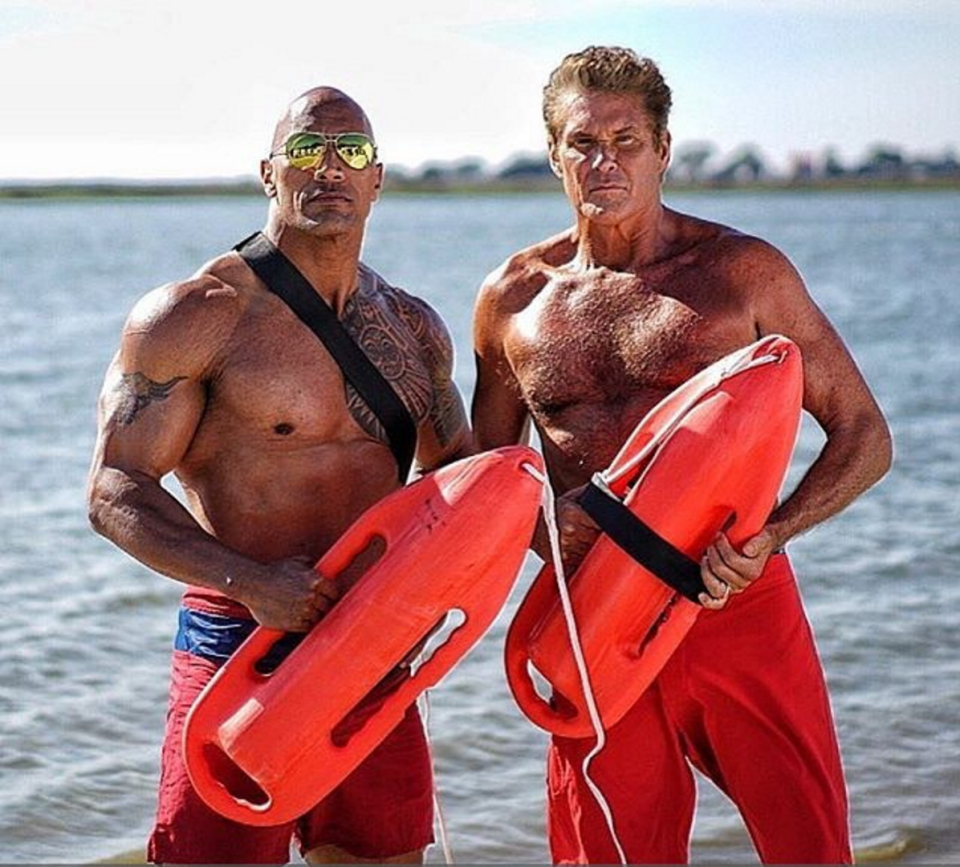 David Hasselhoff aprovechó a ponerse el traje nuevamente y se sacó una foto con el gran Dwayne “The Rock” Johnson, que después publicó en su cuenta de Instagram.